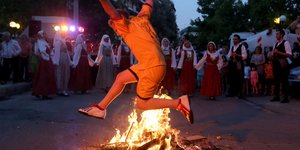 Στα χωριά καίνε τα στεφάνια του Μάη