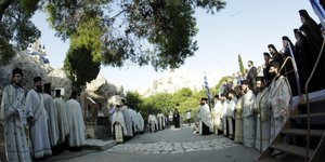 Πλήθος πιστών κάθε χρόνο κάτω από την Ακρόπολη