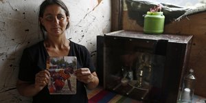 Η μητέρα της 13χρονης κρατά τη φωτογραφία της κόρης της (ΑΠΕ-ΜΠΕ/ΓΙΑΝΝΗΣ ΚΟΛΕΣΙΔΗΣ)