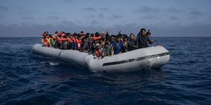 Εγκαταλείπουν μέσω θαλάσσης περιοχές που μαστίζονται από τη φτώχεια