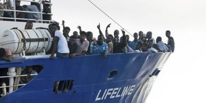 Το πλήρωμα του σκάφους κατηγορεί τον Γερμανό υπουργό Εσωτερικών Χορστ Ζέεχοφερ