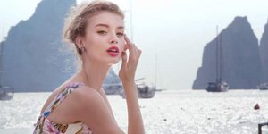 Μοντέλο ποζάρει στο φακό/ Φωτογραφία: D&G