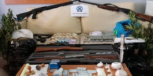 Οπλα και ναρκωτικά κατασχέθηκαν κατά την επιχείρηση (Φωτογραφία: ΕΛ.ΑΣ.)