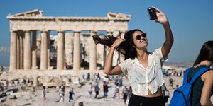 «Η Αθήνα είναι πιο ζωντανή από ποτέ» γράφουν οι NYT -Φωτογραφία: AP Photo/Petros Giannakouris