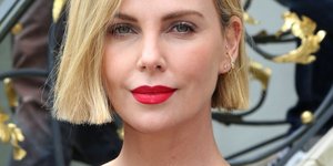 Η Σαρλίζ Θερόν ποζάρει στο φακό/Φωτογραφία: Splash