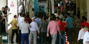 Επίθεση ενόπλων σε προεκλογική συγκέντρωση του κόμματος Ερντογάν (Φωτογραφία: hurriyet)