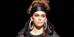 Το μοντέλο Κάια Γκέρμπερ στην πασαρέλα