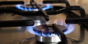 Θέτει κανόνες σχετικά με τα τιμολόγια