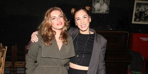 H Eιρήνη Ψυχράμη ποζάρει με την αδελφή της