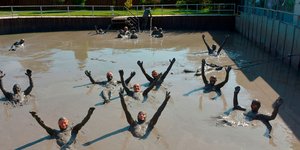 Δημοφιλής προορισμός τα λασπόλουτρα Κρηνίδων. Φωτογραφία: ΑΠΕ-ΜΠΕ