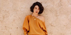 Μοντέλο ποζάρει στο φακό/ Φωτογραφία: Mango