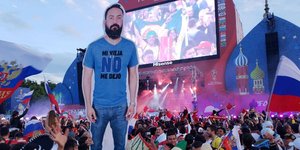 Οι 4 Μεξικανοί και το χάρτινο ομοίωμα του φίλου τους. Φωτογραφία: Facebook/Ingue Su Matrushka