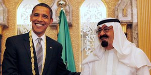 O Mπαράκ Ομπάμα φορά ένα χρυσό μετάλλιο που του απένειμε ο τότε βασιλιάς της Σ. Αραβίας Αμπντάλα το 2009 (Φωτογραφία: ΑΡ)    
