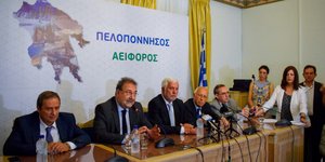 Στιγμιότυπο από την υπογραφή της σύμβασης για τη διαχείριση απορριμμάτων στην Πελοπόννησο/ Φωτογραφία: Eurokinissi