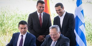 Η υπογραφή της συμφωνίας. Φωτογραφία: Eurokinissi