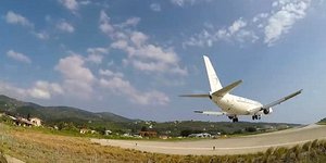 Το αεροδρόμιο Σκιάθου είναι πλάι στο κύμα
