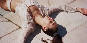 Γυναίκα ποζάρει στον φακό/ Φωτογραφία For Love & Lemons