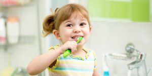 Ενα παιδί πλένει τα δόντια του