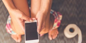 Κοπέλα στην τουαλέτα /Φωτογραφία: Shutterstock