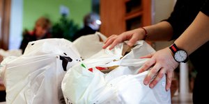 Συγκέντρωση τροφίμων/Φωτογραφία: IntimeNews