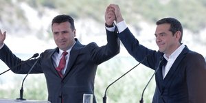 Ο Ζόραν Ζάεφ με τον Αλέξη Τσίπρα πανηγυρίζουν λίγο μετά τις υπογραφές / INTIMENEWS/ΤΟΣΙΔΗΣ ΔΗΜΗΤΡΗΣ