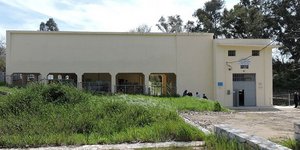 Βρίσκεται στη λίμνη της Αγιάς