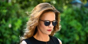 Η Εφη Αχτσιόγλου προσέρχεται στο υπουργικό για τις φονικές πυρκαγιές -Φωτογραφία: Eurokinissi/ΜΠΟΛΑΡΗ ΤΑΤΙΑΝΑ