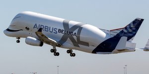 Το BelugaXL της Airbus απογειώνεται από το αεροδρόμιο της Τουλούζης (Φωτογραφία: ΑΡ)