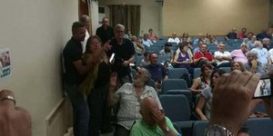 «Προσβάλλετε την ιστορία» -Γυναίκα «έψαλε» τον Πιτσιόρλα για τη Μακεδονία (Φωτογραφία: onlarissa)