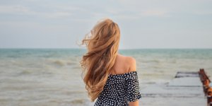 Μια γυναίκα αγναντεύει τη θάλασσα