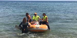 Εθελόντρια δύτης χάχνει τον βυθό στο Μάτι- φωτογραφία iefimerida