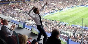 Ο Γάλλος πρόεδρος πανηγυρίζει/Φωτογραφία: AP