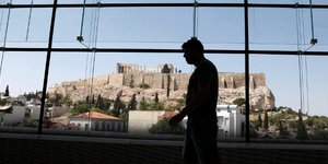 Βαθιά το χέρι στην τσέπη θα βάλουν ξανά οι φορολογούμενοι / Φωτογραφία: Konstantinos Tsakalidis / SOOC