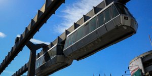 Το εντυπωσιακό εναέριο τρένο στο Ντίσελντορφ / Φωτογραφία: INTIMENEWS/ΜΑΚΡΥΔΗΜΑΣ ΚΩΣΤΑΣ