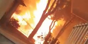 Η στιγμή που οι φλόγες τυλίγουν σπίτι στο Μάτι