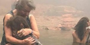 Γιαγιά και εγγονή αγκαλιά μέσα στη θάλασσα στο Μάτι