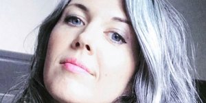 Γυναίκα με γκρίζα μαλλιά. Φωτογραφία: Instagram @grombre