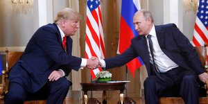 Μόλις τρία δευτερόλεπτα κράτησε η σφιγμένη χειραψία Τραμπ-Πούτιν (Φωτογραφία: ΑΡ) 