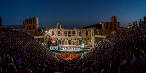 Παράσταση σε σκηνοθεσία Στήβεν Λάνγκριτζ