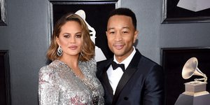 Chrissy Teigen και John Legend ποζάρουν στον φακό/Φωτογραφία ΑP
