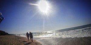 Καιρός για παραλία σήμερα (Φωτογραφία: EUROKINISSI/ ΓΙΩΡΓΟΣ ΚΟΝΤΑΡΙΝΗΣ)