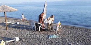 Με εντολή εισαγγελέα ξεκίνησε το ξήλωμα στην παραλία στα Καμμένα Βούρλα