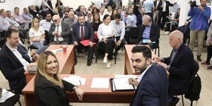 Η Φώφη Γεννηματά και ο γραμματέας του ΚΙΝΑΛ Μανώλης Χριστοδουλάκης (δεξιά) -Φωτογραφία: Intimenews