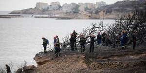 Πυροσβέστες στο Κόκκινο Λιμανάκι. Φωτογραφία: EUROKINISSI / ΣΤΕΛΙΟΣ ΜΙΣΙΝΑΣ