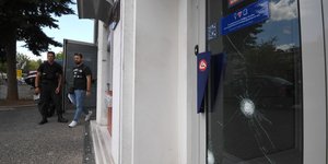 Από το υποκατάστημα τράπεζας που σημειώθηκε ληστεία με πυροβολισμούς-Φωτογραφία: Intimenews/Μιχάλης Βαρακλάς