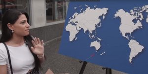 Μια Αμερικανίδα προσπαθεί να βρει μια χώρα στον χάρτη