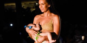 Το μοντέλο Μάρα Μάρτιν με την 5 μηνών κόρη της. Φωτογραφία: Splash News