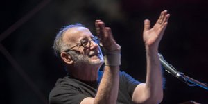 Ο Θάνος Μικρούτσικος αποχαιρετά τον Μάνο Ελευθερίου -Φωτογραφία αρχείου: Intimenews/ΑΛΕΞΑΝΔΡΟΣ ΓΕΩΡΓΙΑΔΗΣ