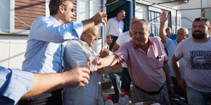 Θερμή υποδοχή από τους Κρητικούς στον Κυριάκο Μητσοτάκη