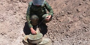 Αξιωματικός του Τάγματος Εκκαθάρισης Ναρκοπεδίων Ξηράς απενεργοποιεί νάρκες / Φωτογραφία:ΓΡ.ΤΥΠΟΥ ΓΕΣ